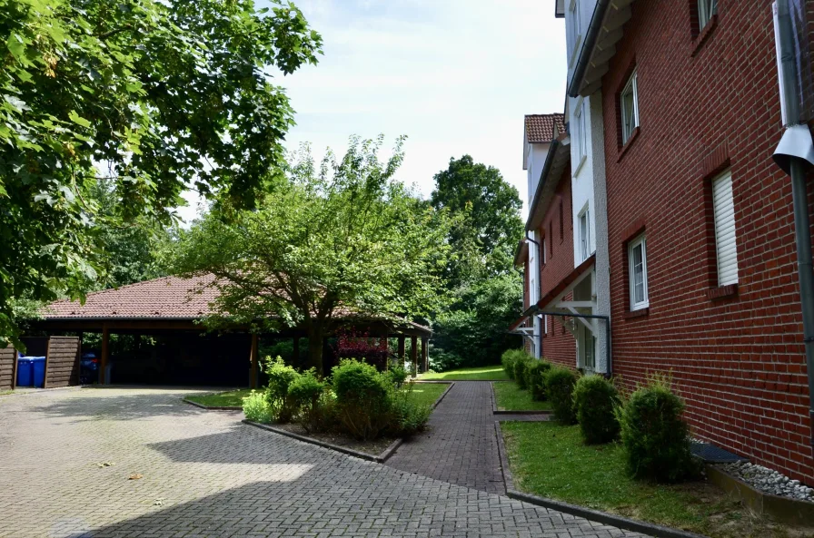 Ansicht mit Carport