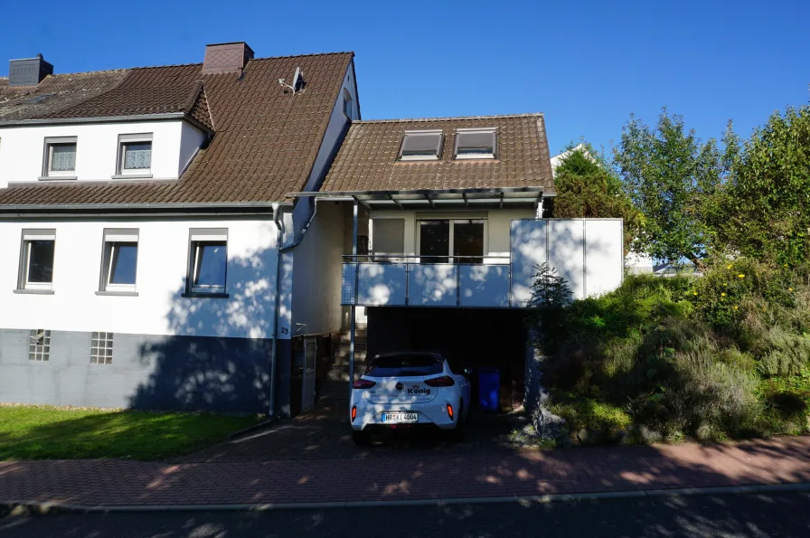 Hausansicht - Haus kaufen in Felsberg - Großzügige Doppelhaushälfte sucht Familie. Keine Käuferprovision!