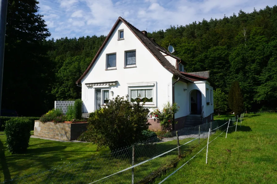 Ansicht - Haus kaufen in Alheim - Einfamilienhaus mit zusätzlicher Wohnung im Nebengebäude. Keine Käuferprovision!