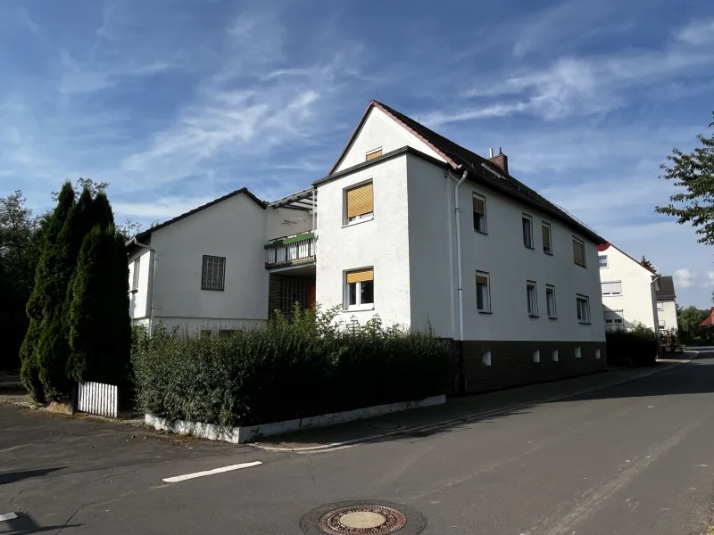 Seitenansicht - Haus kaufen in Malsfeld - Viel Platz für Kind und Kegel! KEINE KÄUFERPROVISION