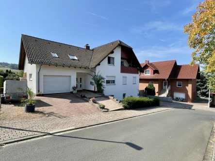 Ansicht von der Straße - Haus kaufen in Felsberg - Großzügiges Generationenhaus mit vier Wohnungen in Gensungen! KEINE KÄUFERPROVISION