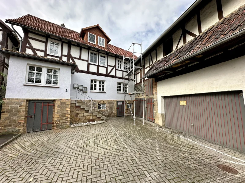 Außenansicht - Haus kaufen in Homberg (Efze) - Historisches Mehrfamilienhaus mit Ausbaupotenzial und drei vermieteten Wohneinheiten! Keine Käuferprovision!