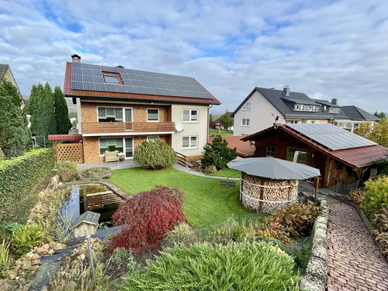 Blick vom oberen Grundstücksteil - Haus kaufen in Trendelburg - Modernisiert und top-gepflegt: Generationenhaus in Deisel!KEINE KÄUFERPROVISION