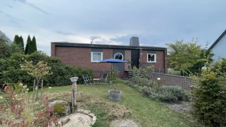 Hausansicht - Haus kaufen in Schwalmstadt - Domizil für ihre Familie mit Garten-Paradies! Keine Käuferprovision!