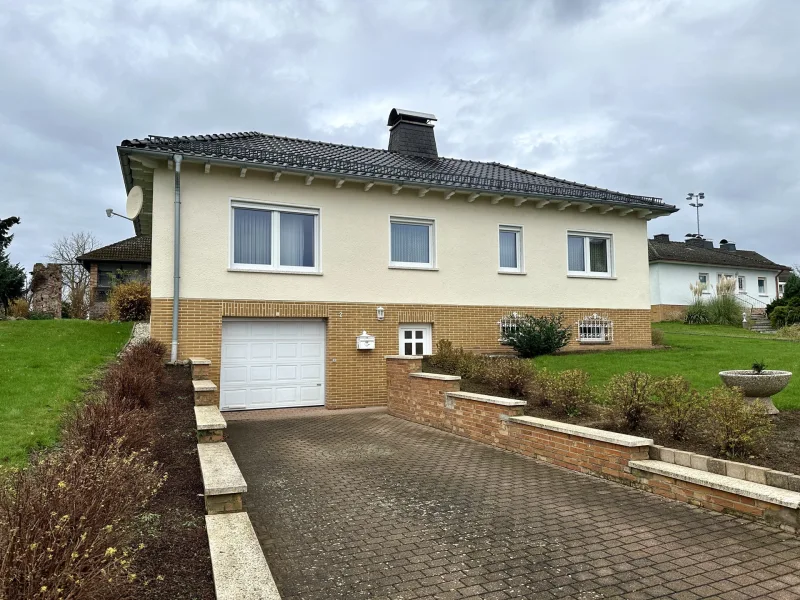 Hofeinfahrt - Haus kaufen in Borken - Lichtdurchfluteter Bungalow mit Terrasse und großzügigem Grundstück in Borken!Keine Käuferprovision!