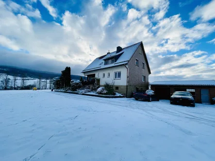 Seitenansicht - Haus kaufen in Großalmerode - Seltene Gelegenheit: Einfamilienhaus auf großem Grundstück in Alleinlage! KEINE KÄUFERPROVISION