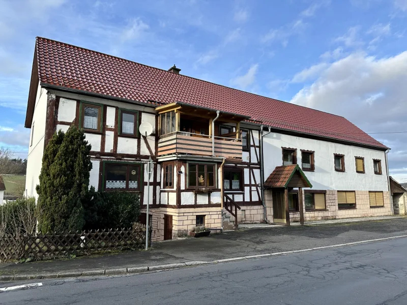 Titelbild - Haus kaufen in Ludwigsau - Mehrfamilienhaus in Ludwigsau OT – viel Platz und Möglichkeiten! Keine Käuferprovision!