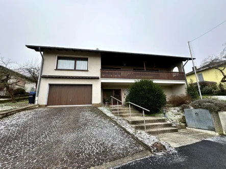 Frontansicht - Haus kaufen in Jesberg - Charmantes Einfamilienhaus mit herrlichem Ausblick in Jesberg! Keine Käuferprovision!