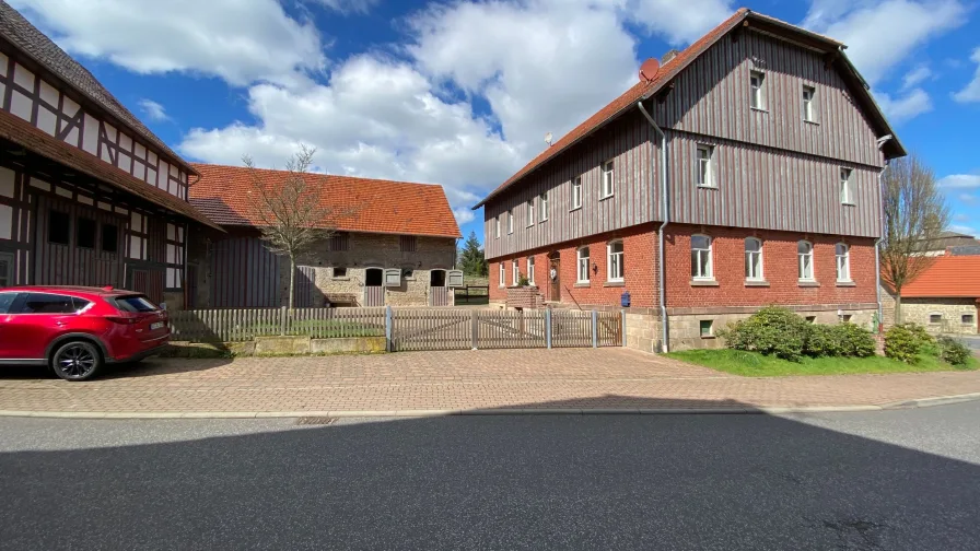 Hausansicht - Wohnung mieten in Knüllwald - Geräumige 3-Zimmer-Wohnung zur Miete in Knüllwald