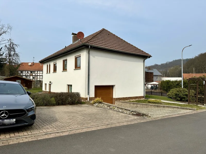 Seitenansicht mit Garage