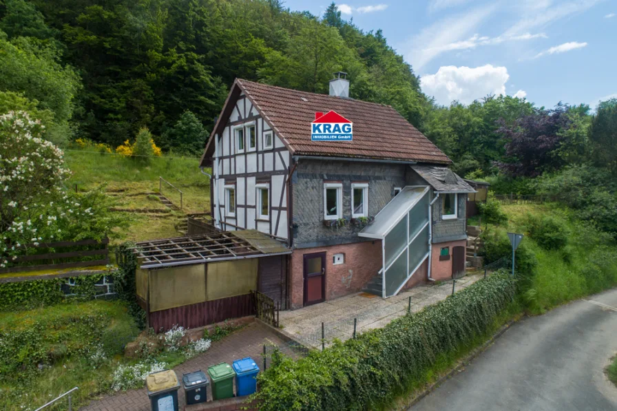 Luftaufnahme - Haus kaufen in Angelburg - ++ KRAG Immobilien ++ mit Weitblick am Wald ++ historisch, gemütlich, Balkon, Garten, Grillhütte ++