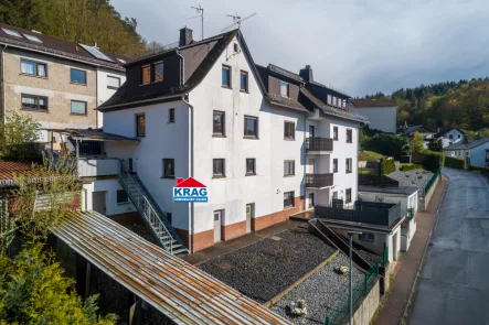 Luftaufnahme - Haus kaufen in Bad Endbach - ++ KRAG Immobilien ++ Familientraum: Viel Platz, Terrassen, Garage – Zuhause mit Potenzial und Charme!