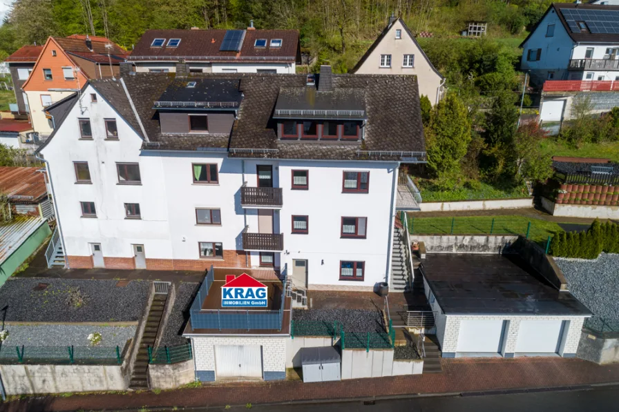 Luftaufnahme - Haus kaufen in Bad Endbach - ++ KRAG Immobilien ++ naturnah mit Aussicht am Hang ++ Terrassen/Balkone, Garagen, Grundstück ++