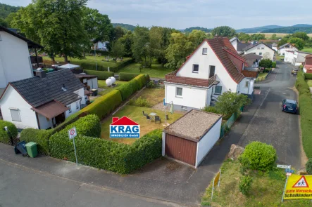 Luftaufnahme - Haus kaufen in Lohra - ++ KRAG Immobilien ++ Einsteiger-Wohnperle: 3 Räume, Garten, Balkon, Garage ++