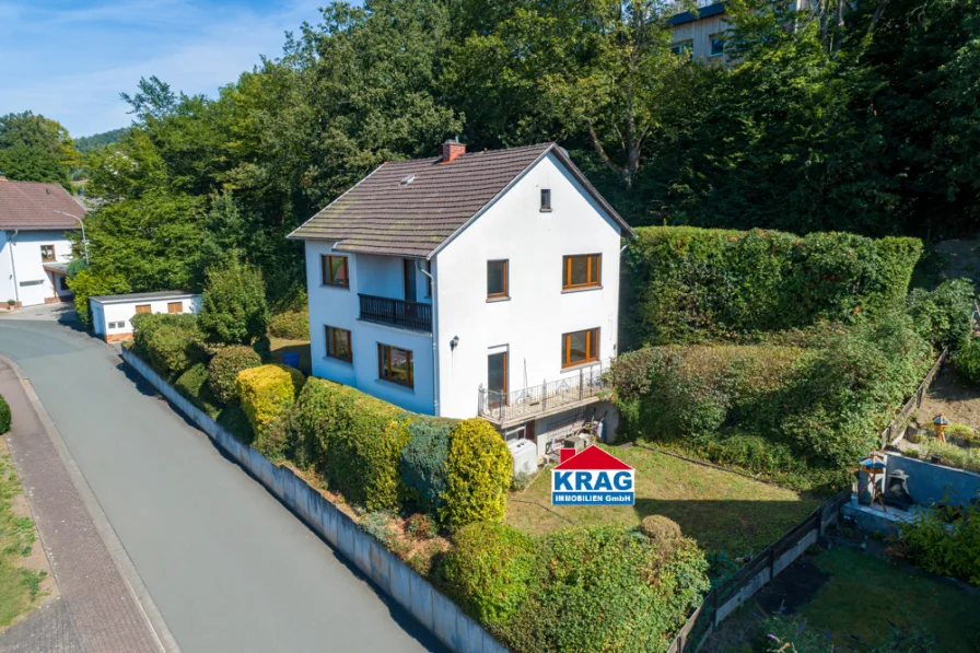 Luftaufnahme - Haus kaufen in Dautphetal - ++ KRAG Immobilien ++ mehrere Bürozimmer möglich – 2 Bäder, Balkone, Waldnähe ++