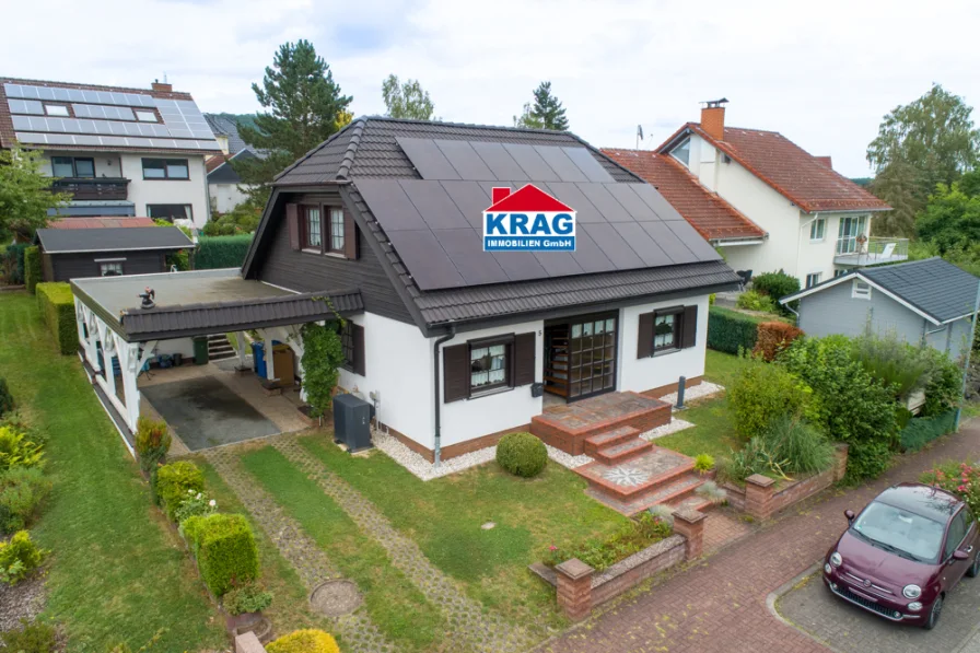 Luftaufnahme - Haus kaufen in Gladenbach - ++ KRAG Immobilien ++ energieautark, für Familien: Garten / Wintergarten / Loggia ++