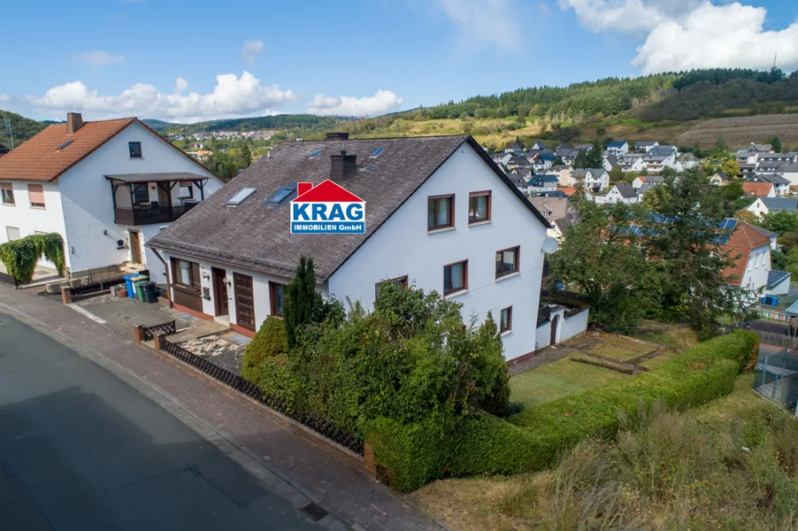 Luftaufnahme - Haus kaufen in Bad Endbach - ++ Mehrgenerationenhaus – mehr Platz und Balkone ++ Ortsmittelage