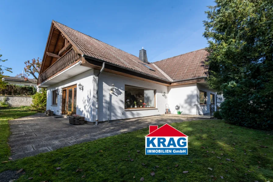 Blick auf die Terrasse - Haus kaufen in Biedenkopf - ++ KRAG Immobilien ++ viel Freiraum: Hobby-/Gästezimmer, Balkone, Gartenhaus ++