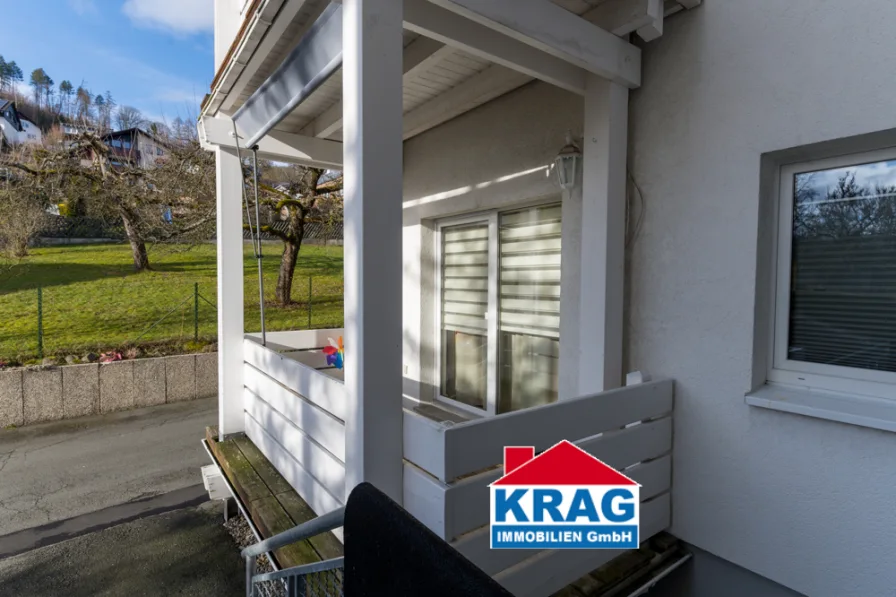 Blick vom Hauseingang auf den zur Wohnung 2 gehörenden Balkon - Wohnung kaufen in Bad Laasphe - ++ KRAG Immobilien ++ am 16.03.2024 um 12:00 Uhr Besichtigung ++ einfach so vorbeikommen ++