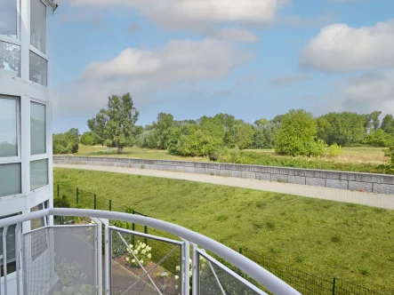 Blick vom Balkon - Wohnung kaufen in Mühlheim am Main - Attraktive Kapitalanlage: Langjährig vermietete 2,5 Zimmer-Wohnung mit Blick auf den Main