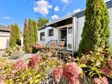 HAUSANSICHT - Haus kaufen in Wiesbaden - WIESBADEN: SCHÖNER BUNGALOW DIREKT AM GOLFPLATZ