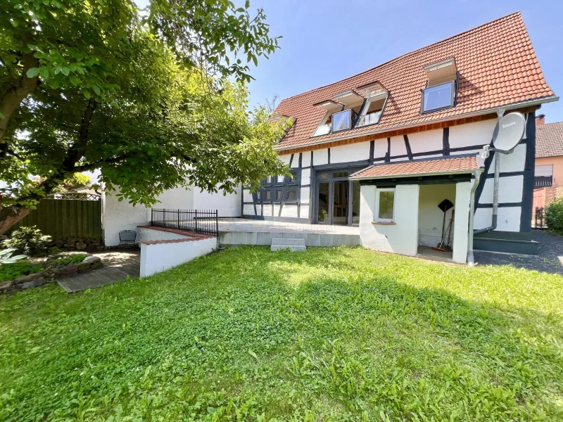 GARTENANSICHT - Haus kaufen in Schöneck - SCHÖNECK: WOHNRESIDENZ MIT FLAIR - UMGEBAUTE SCHEUNE MIT GARTEN FÜR ZWEI