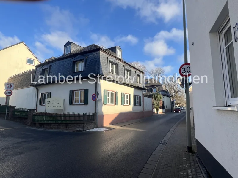 Außenansicht  - Haus mieten in Eltville am Rhein / Erbach (Rheingau) - Wohnen in der Weinregion - Idyllisches, renoviertes 6,5-Zimmer-Haus auf 3 Etagen in Eltville-Erbach