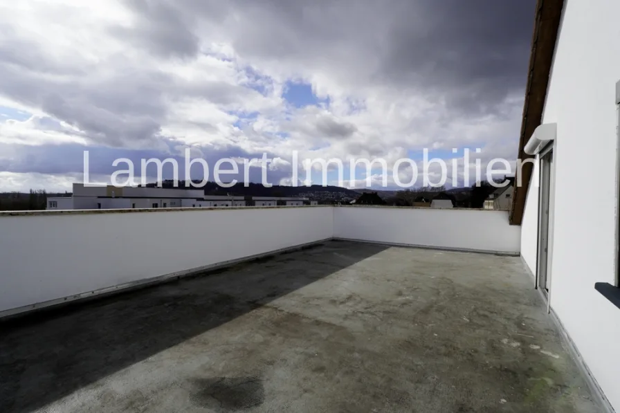 Dachterrasse - Wohnung mieten in Rüdesheim am Rhein - ***Lambert Immobilien*** 2 ZKB Dachgeschosswohnung mit großer Terrasse und Einbauküche in Rüdesheim