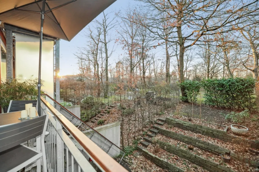 Balkon mit Blick in Garten