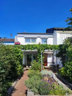 Gartenansicht - Haus kaufen in Roßdorf - Familienglück im Eigenheim..Gepflegtes Reihenmittelhaus vor den Toren Darmstadts