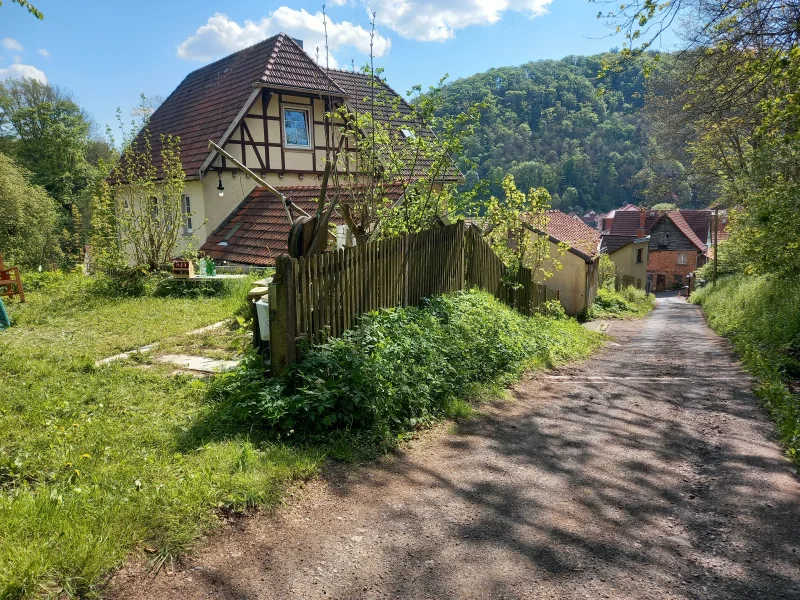 Grundstücksrückansicht & Zufahrt - Haus kaufen in Kleinschmalkalden - Attraktives, individuelles 3-Familienhaus mit vielen Nutzungsmöglichkeiten. Zwei geräumige, helle 3ZKB frei.