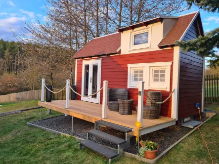 Ansicht mit Terrasse - Haus kaufen in Schweinfurt - Mobiles "Überall-Haus" mit bis zu 4 Schlafplätzen. Ideal für Ferien, Freizeit, Vermietung oder bei Platzmangel, ...