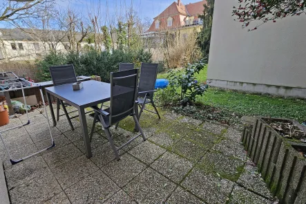 Die ca. 14 m² große Ost-Terrasse neben dem Ilexbaum - Wohnung kaufen in Weimar - Großzügige 3 - Raum-Wohnung mit Terrasse und zwei Stellplätzen als Kapitalanlage am Schönblick Weimar