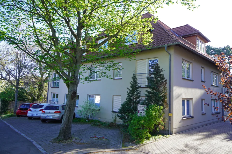 Süd-Westansicht - Wohnung kaufen in Weimar - Gut geschnittene 3- Raum- Wohnung mit Stellplatz und Terrasse als Kapitalanlage am Schönblick Weimar