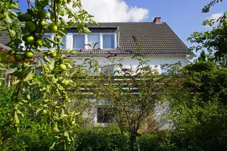 Vom idyllischen Garten aus die Südseite des Hauses mit der vorgesetzten Terrasse - Haus kaufen in Weimar - Gemütliche Doppelhaushälfte auf idyllischem Grundstück oberhalb vom Weingut Weimar