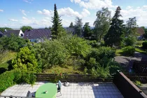 Blick über das Grundstück vom Obergeschoss mit teilweiser Fernsicht über die Stadt Weimar nach Belvedere