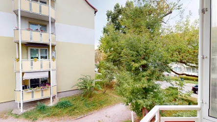 Aussicht vom Balkon Richtung Straße - Wohnung kaufen in Erfurt - Entdecke die Möglichkeiten in ruhiger Erfurter Südwohnlage/Daberstedt: eine freie 3ZKBB zur Selbstnutzung oder Vermietung