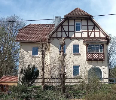 Frontalansicht - Haus kaufen in Erfurt - 3-Familienhaus 65km südwestlich von Erfurt - im Thüringer Wald. -Wohnen oder Investieren, wo andere Urlaub machen..