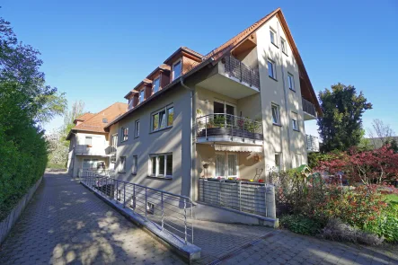 Süd-Ostansicht des östlichen Gebäudeteils - Wohnung kaufen in Weimar - Kapitalanlage oder Selbstnutzung möglich!  3- Raum Maisonettewohnung in Top Lage Weimars Am Schönblick mit Stellplatz und Ausstellbalkon