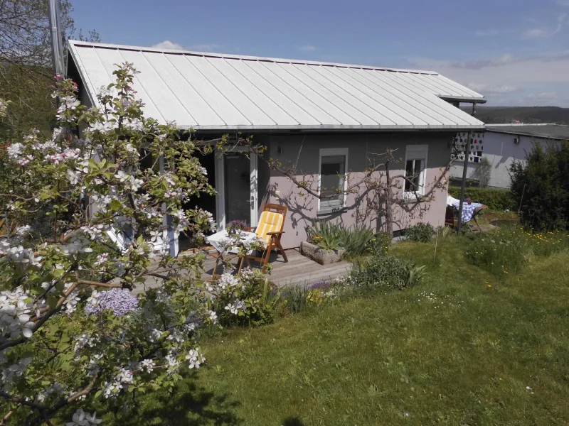 Gesamtansicht Sommerhaus Gartenseite - Haus kaufen in Kranichfeld - Kleinod mit Naturnähe und toller Aussicht: besonderes, neuwertiges Ferienhaus in attraktiver Ortsrandlage.