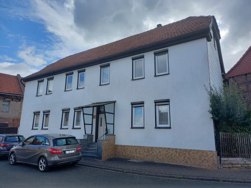 Straßenseite Wohnhaus 1 - Haus kaufen in Gotha - Nur 12km nördlich von Gotha Landleben genießen: Viel Platz zum Wohnen für die große Familie. Vierseitenhof in Sonneborn.