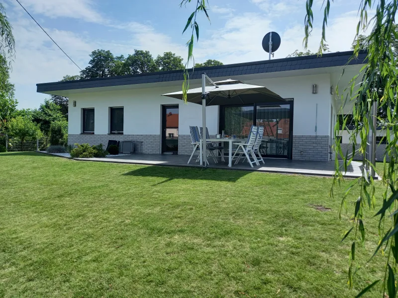 Gartenseite mit Terrasse - Haus kaufen in Erfurt - TOP !! Individuell & komfortabel. Moderner & großzügiger Bungalow im Erfurter Stadtgebiet