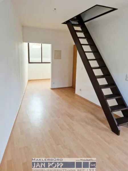 Treppe in 2. Wohnebene - Wohnung mieten in Reichenbach im Vogtland - Singlewohnung über 2 Etagen mit Balkon