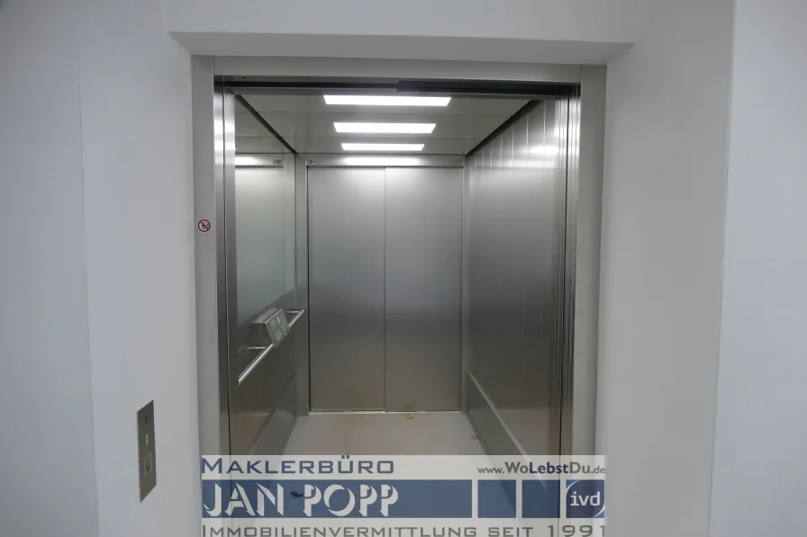 Neuer Lift für 22 Personen  - Büro/Praxis mieten in Greiz - Barrierefreie Gewerberäume im Zentrum der Kreisstadt
