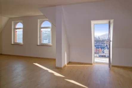 Wohnzimmer mit Südbalkon - Wohnung mieten in Greiz - Südbalkon mit Panoramablick - Erstbezug nach energetischer Sanierung