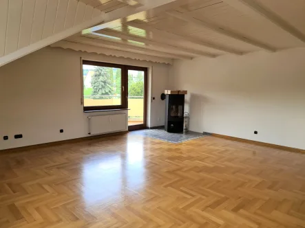 Wohn- Essbereich mit Specksteinofen - Balkon  - Wohnung mieten in Biebergemünd-Kassel - Schöne, helle 3-Zi-Wohnung mit Specksteinofen und großem Balkon