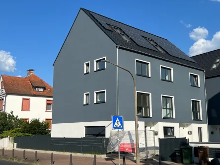 Strassenansicht - Haus kaufen in Erlensee - Erstbezug: 6-Zimmer-Reihenendhaus mit sep. Eingang und eigenem Garten (nach WEG aufgeteilt)