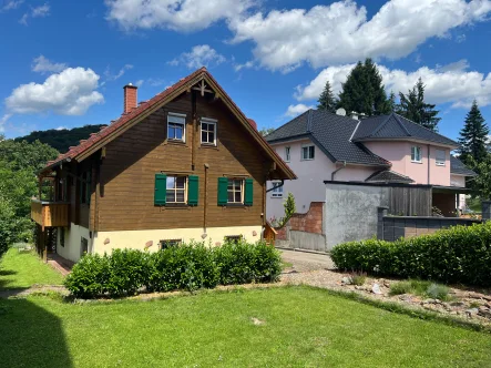 Außenansicht - Haus kaufen in Gelnhausen-Höchst - Für Holzblock-Haus Liebhaber: Einfamilienhaus mit evtl. Einliegerwohnung