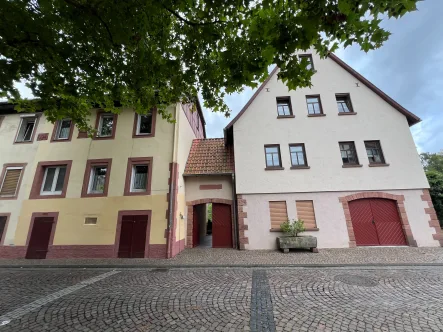 Straßenansicht - Haus kaufen in Gelnhausen - Wohnen in der Nähe der Kinzig - Zweifamilienhaus in zentraler Lage - provisionsfrei -