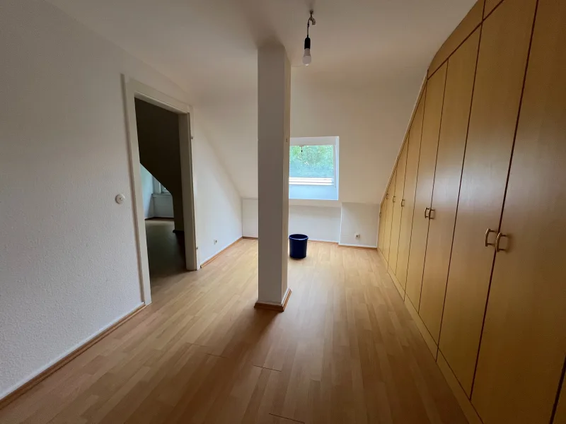 Vorzimmer m. Einbauschrank/Ankleidezi. (Wohnung 2; DG)